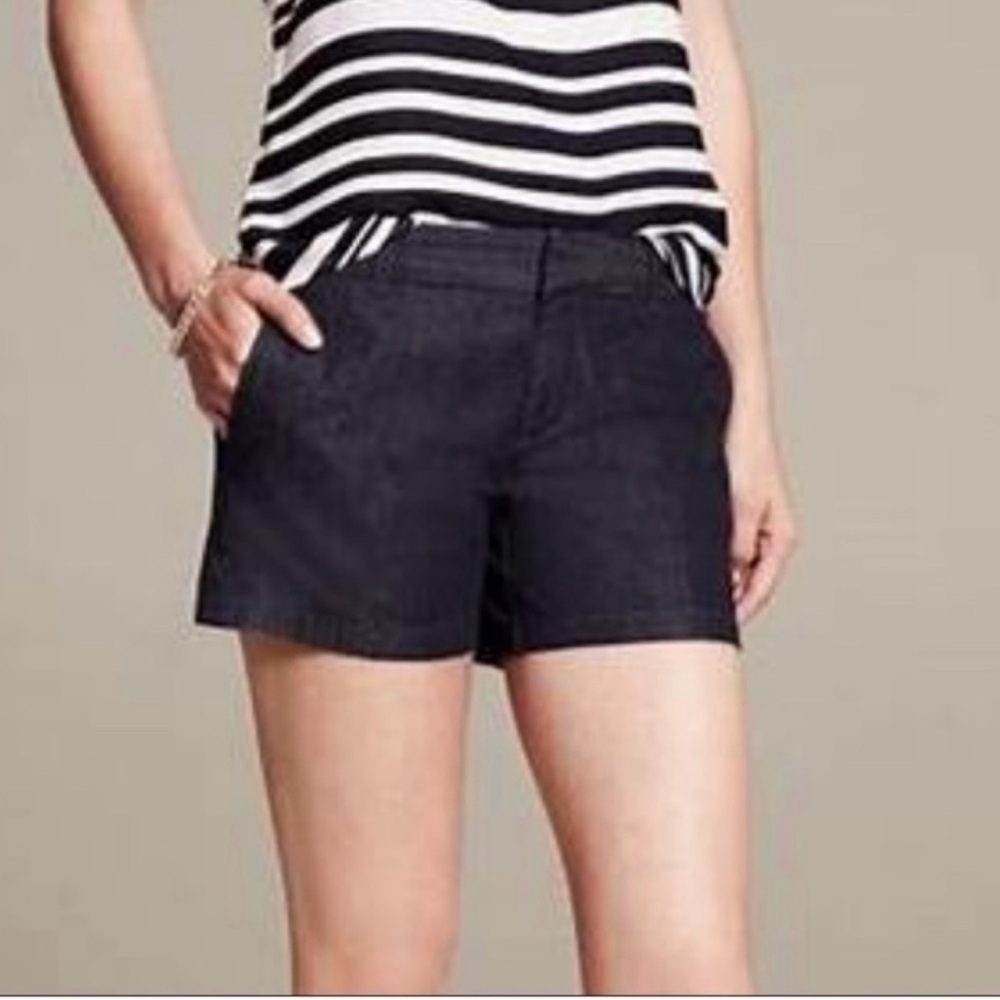 Banana Republic Hampton Fit Chambray Navy Shorts Size 4 Mid Rise (8.5”).
